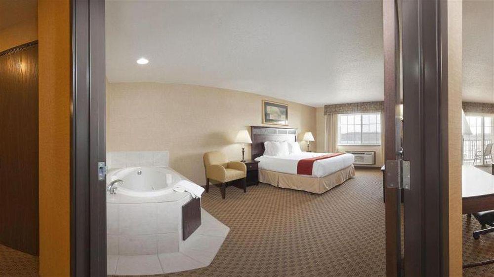 Holiday Inn Express Le Claire Riverfront-Davenport By Ihg Exterior photo