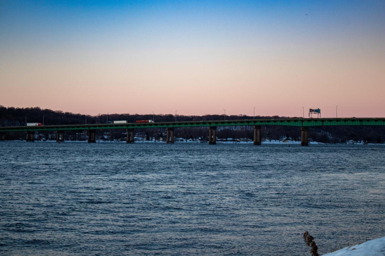 Holiday Inn Express Le Claire Riverfront-Davenport By Ihg Exterior photo
