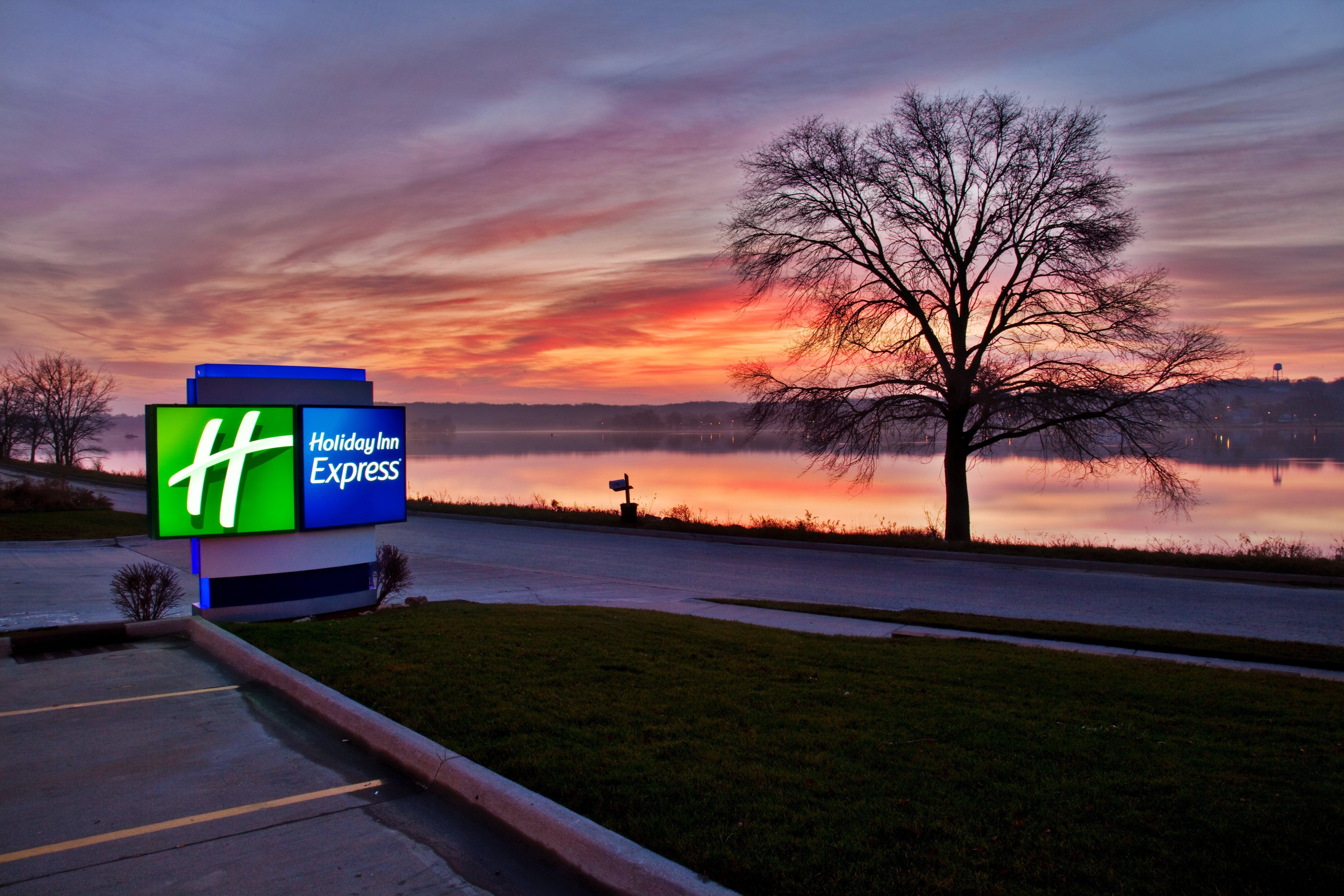 Holiday Inn Express Le Claire Riverfront-Davenport By Ihg Exterior photo