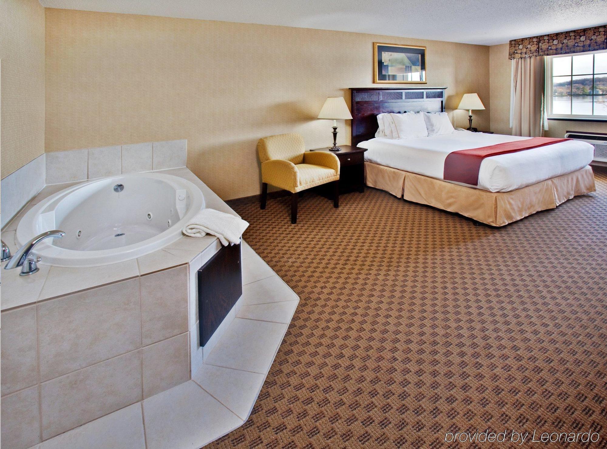 Holiday Inn Express Le Claire Riverfront-Davenport By Ihg Exterior photo
